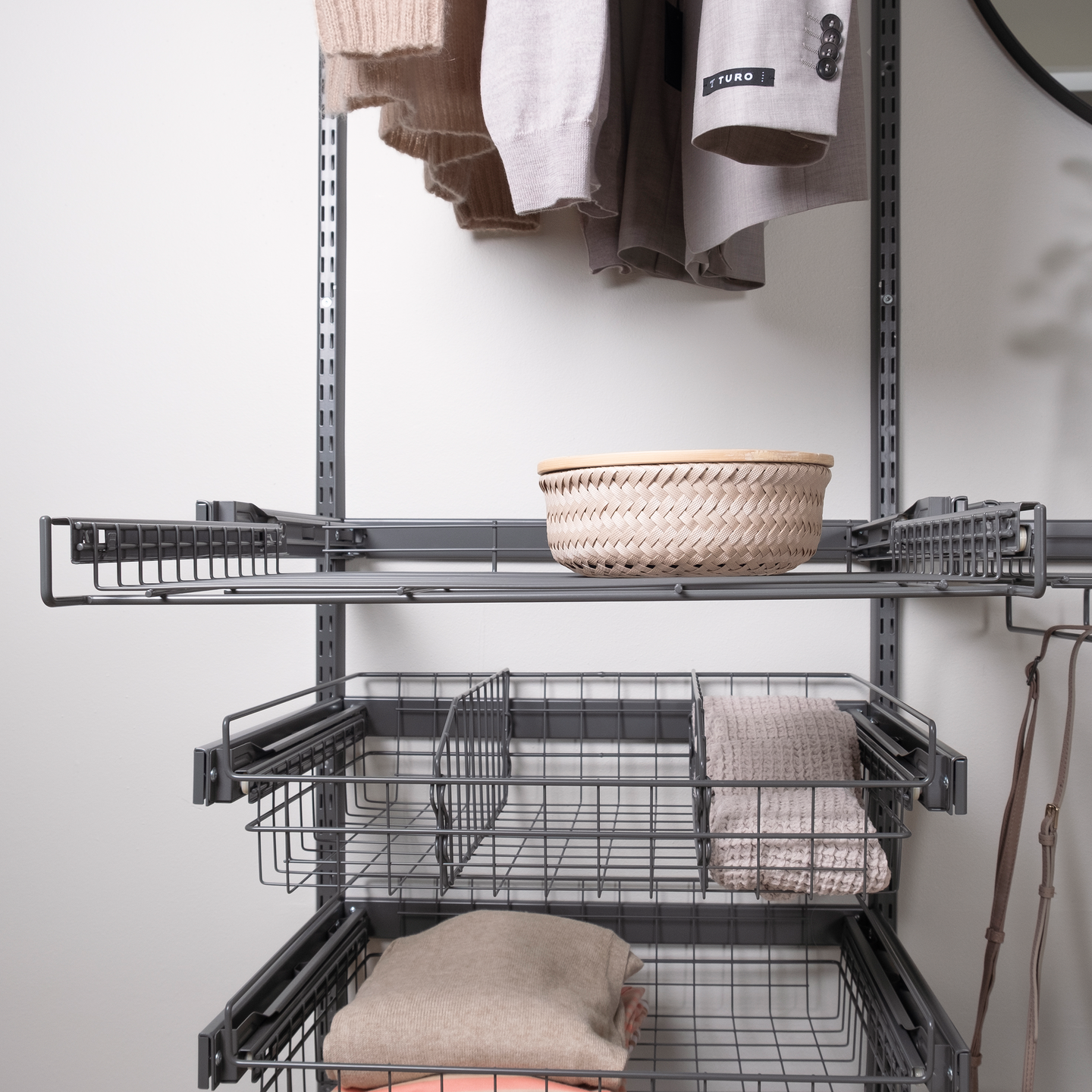 Ulosvedettävä hyllytaso LM 643 kehyksellä M800 antrasiitti