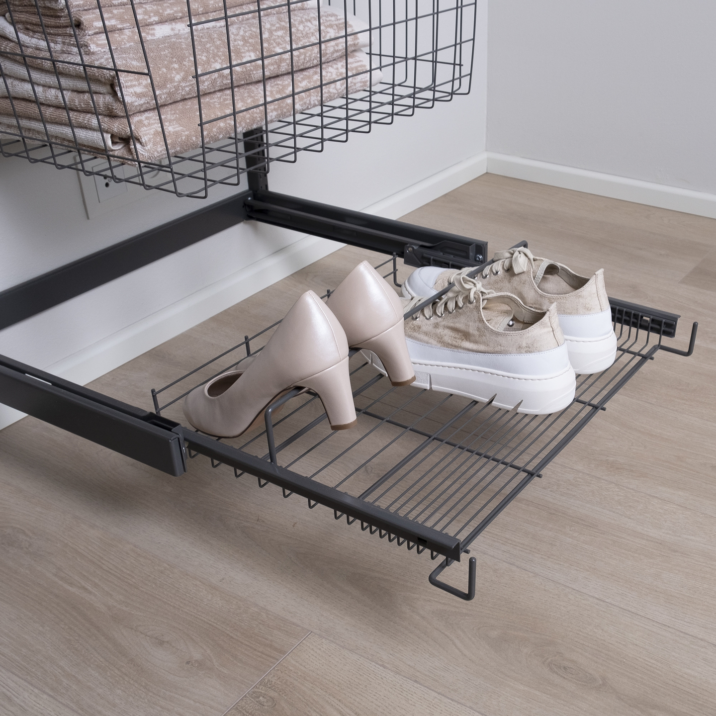 Ulosvedettävä kenkähylly LM 648 kehyksellä M800 antrasiitti