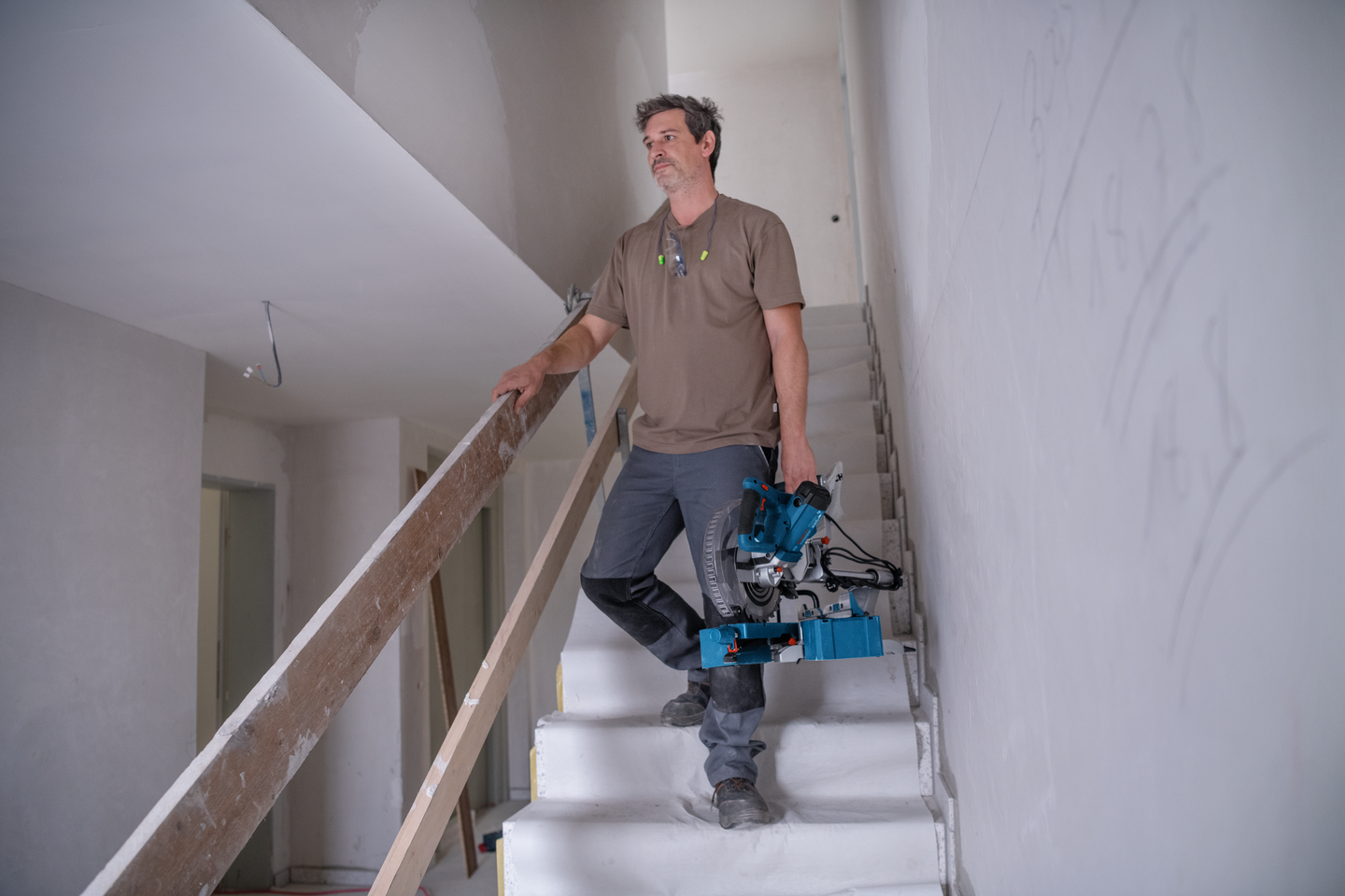 Katkaisu- ja jiirisaha Bosch GCM 305-216 D