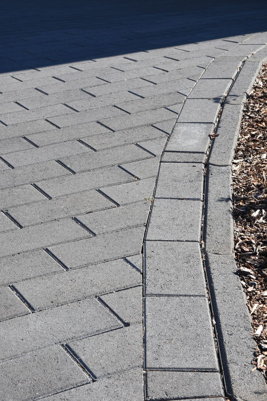 Nurmikon reunakivi Lakka 135x80x600mm harmaa