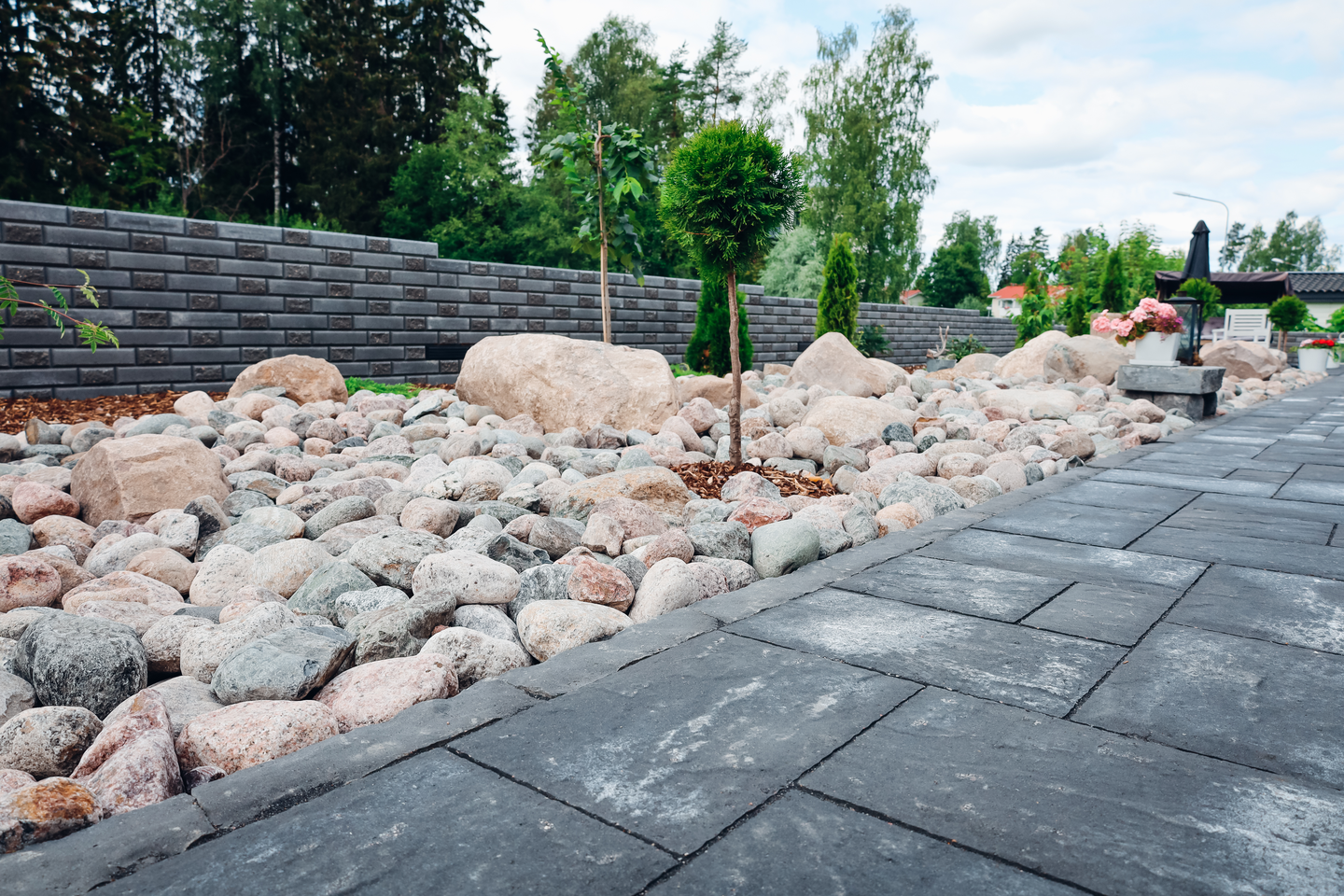 Loimureunakivi Lakka musta 330/372x100x140mm 2,85kpl/jm lava 96kpl