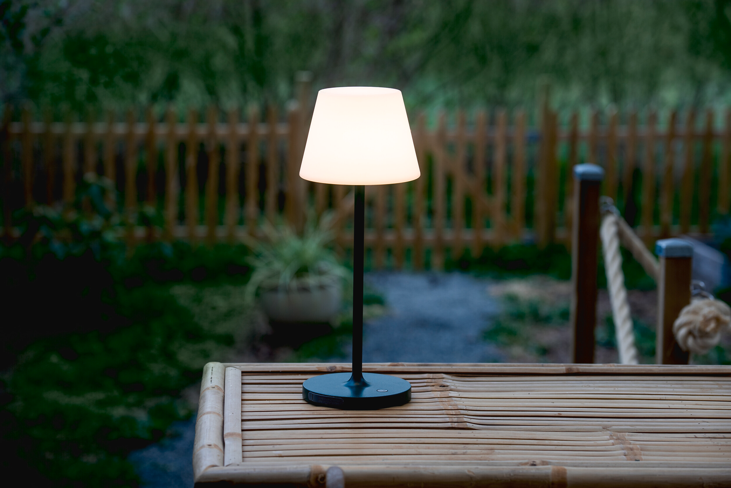 Pöytävalo Airam Selnes usb ladattava