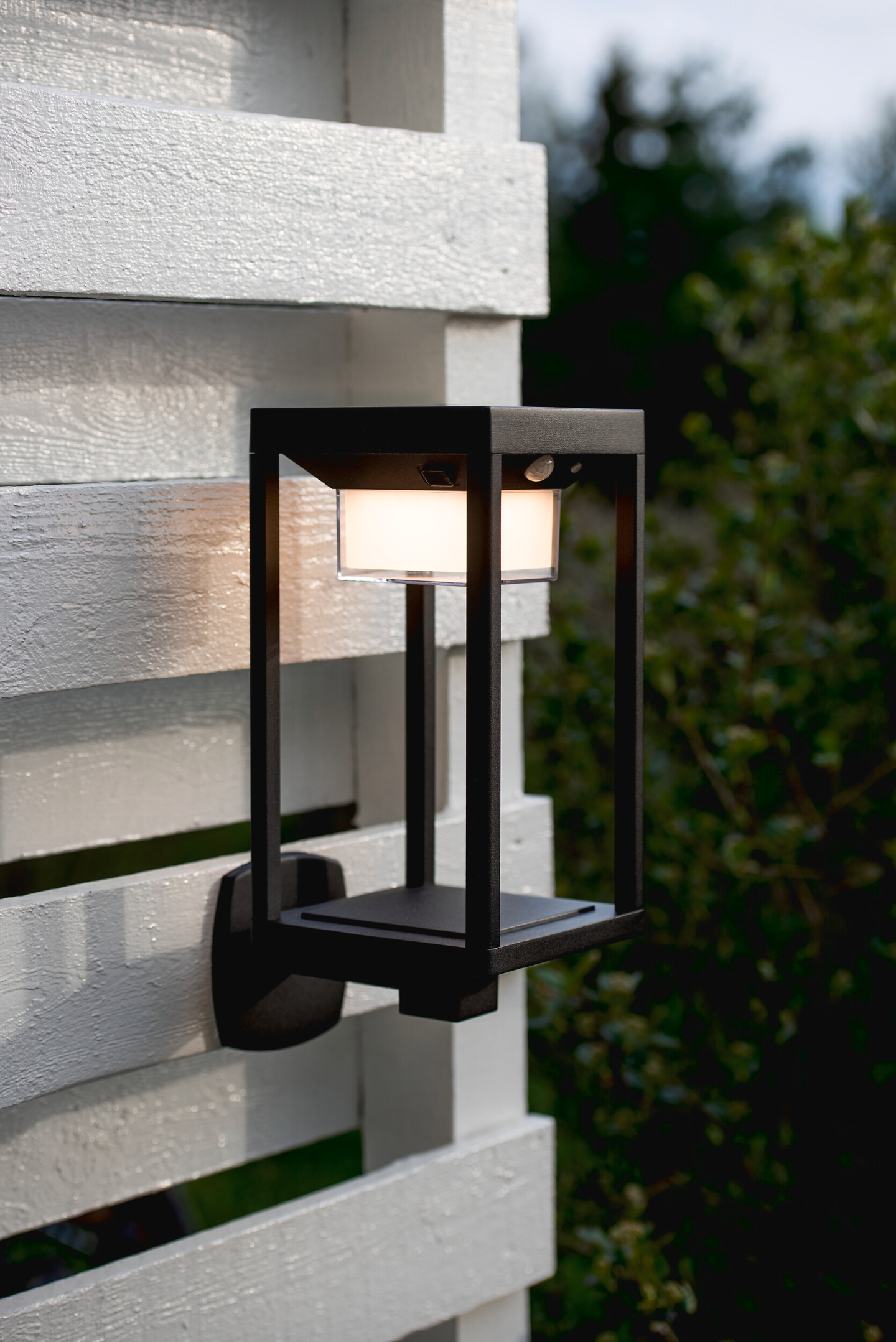 Solar-seinävalaisin Airam Rubik