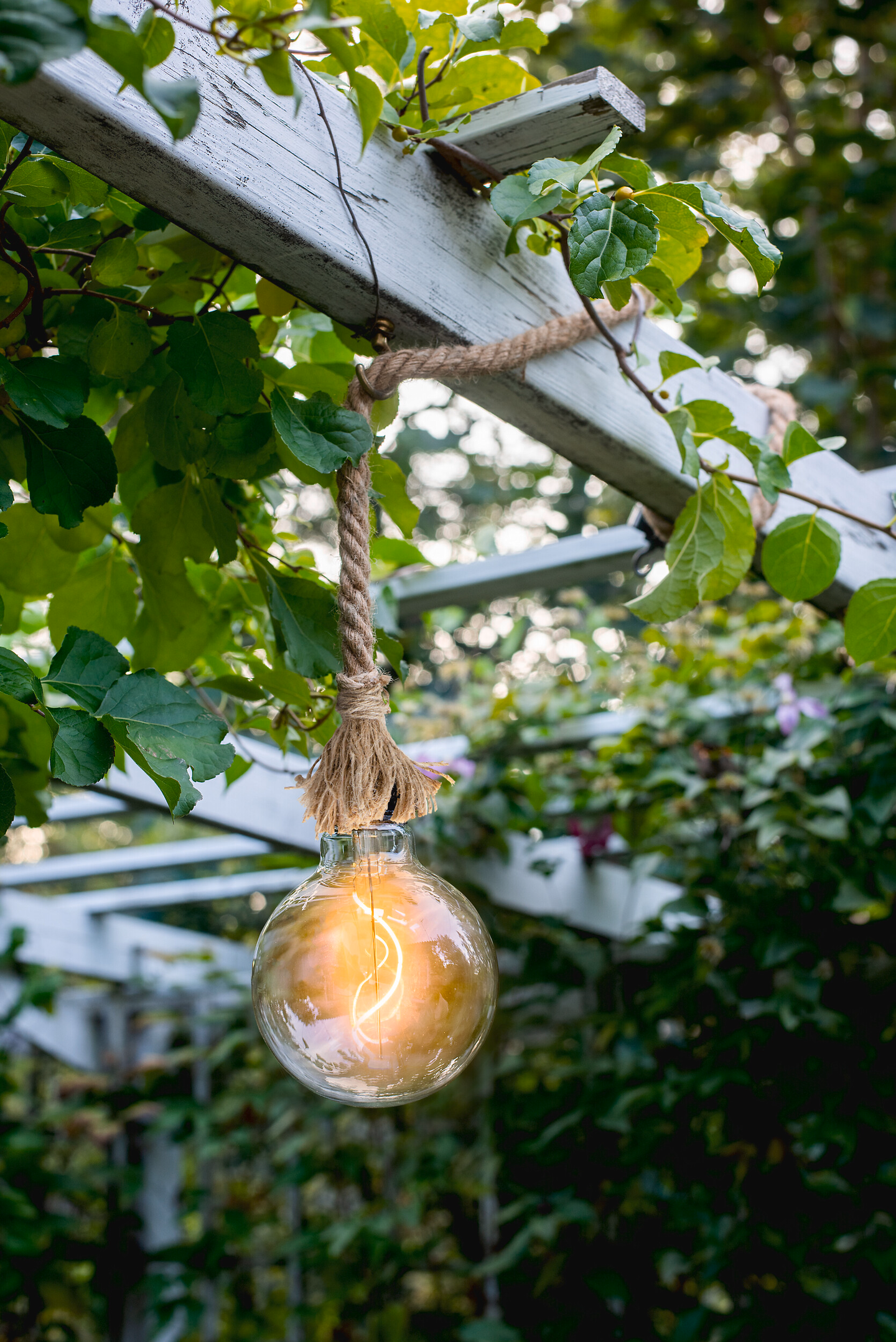 Koristelamppu Airam Fyr kulta kaukosäätimellä