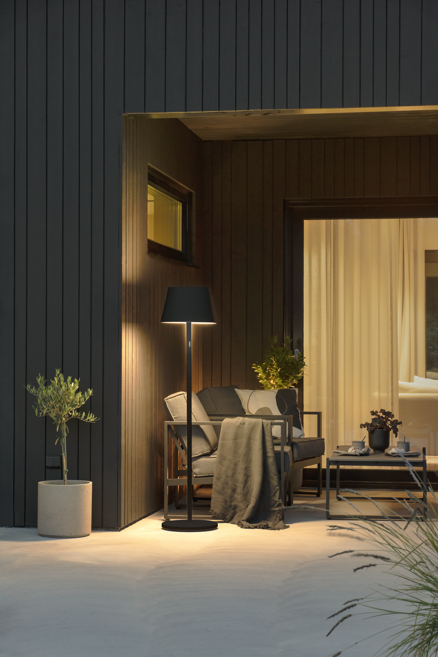 Valaisin Konstsmide Pomezia ladattava IP54 musta