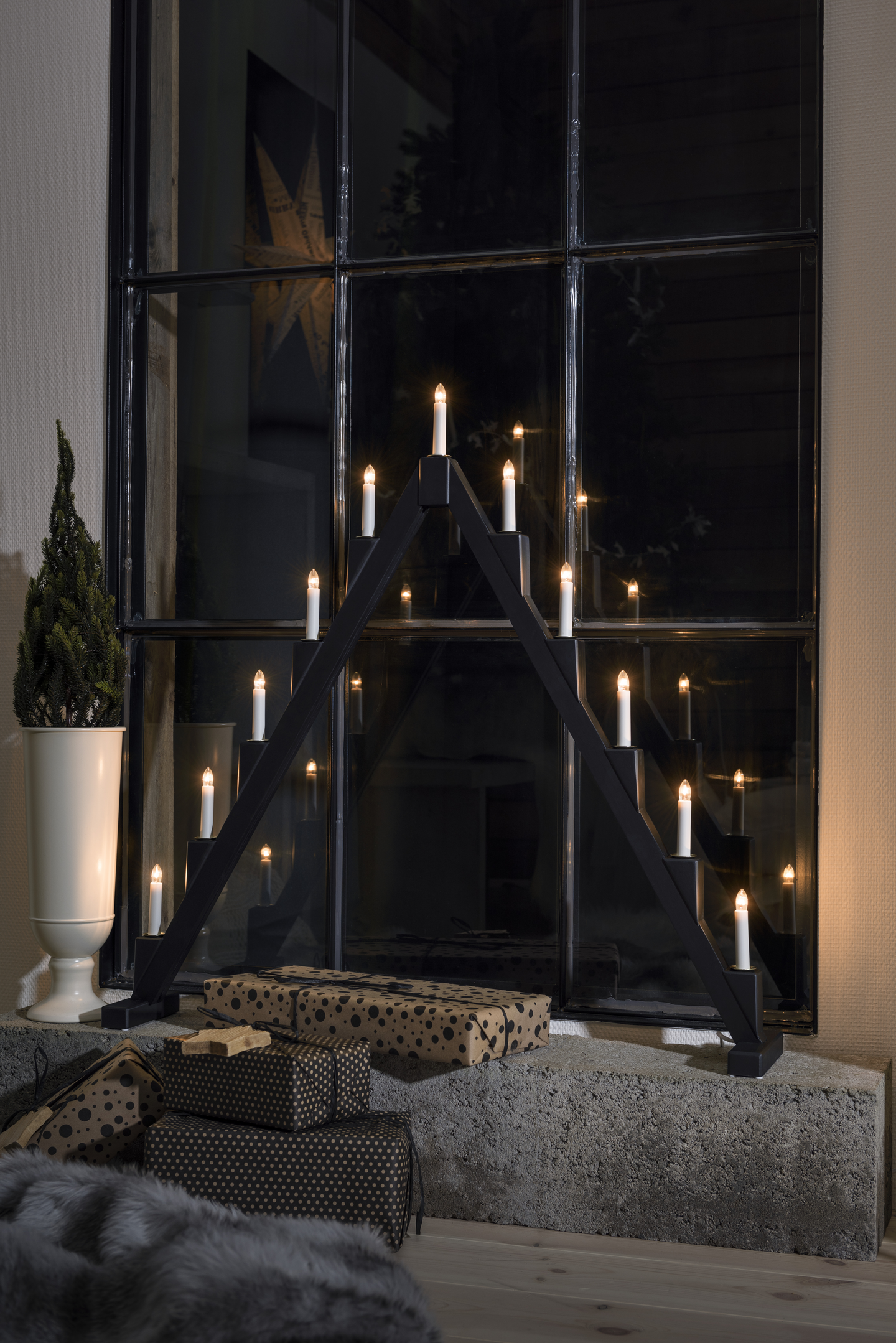 Kynttelikkö Konstsmide 11 OS 86X82cm musta