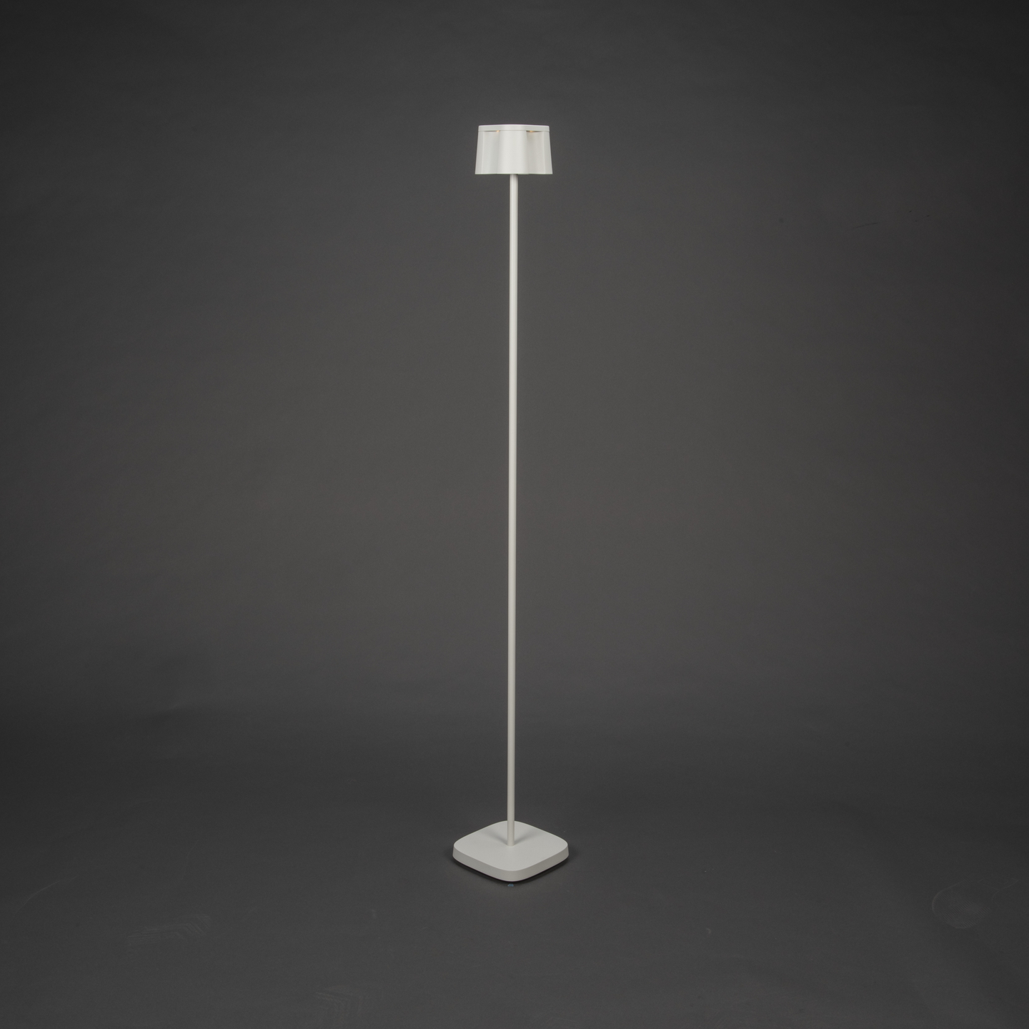 NICE KONSTSMIDE GOLVLAMPA USB VIT
