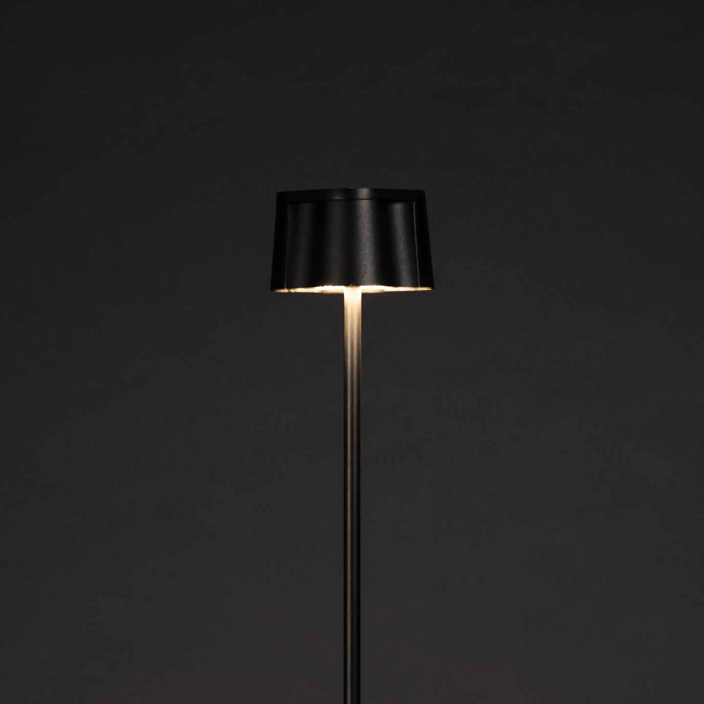 NICE KONSTSMIDE GOLVLAMPA USB SVART