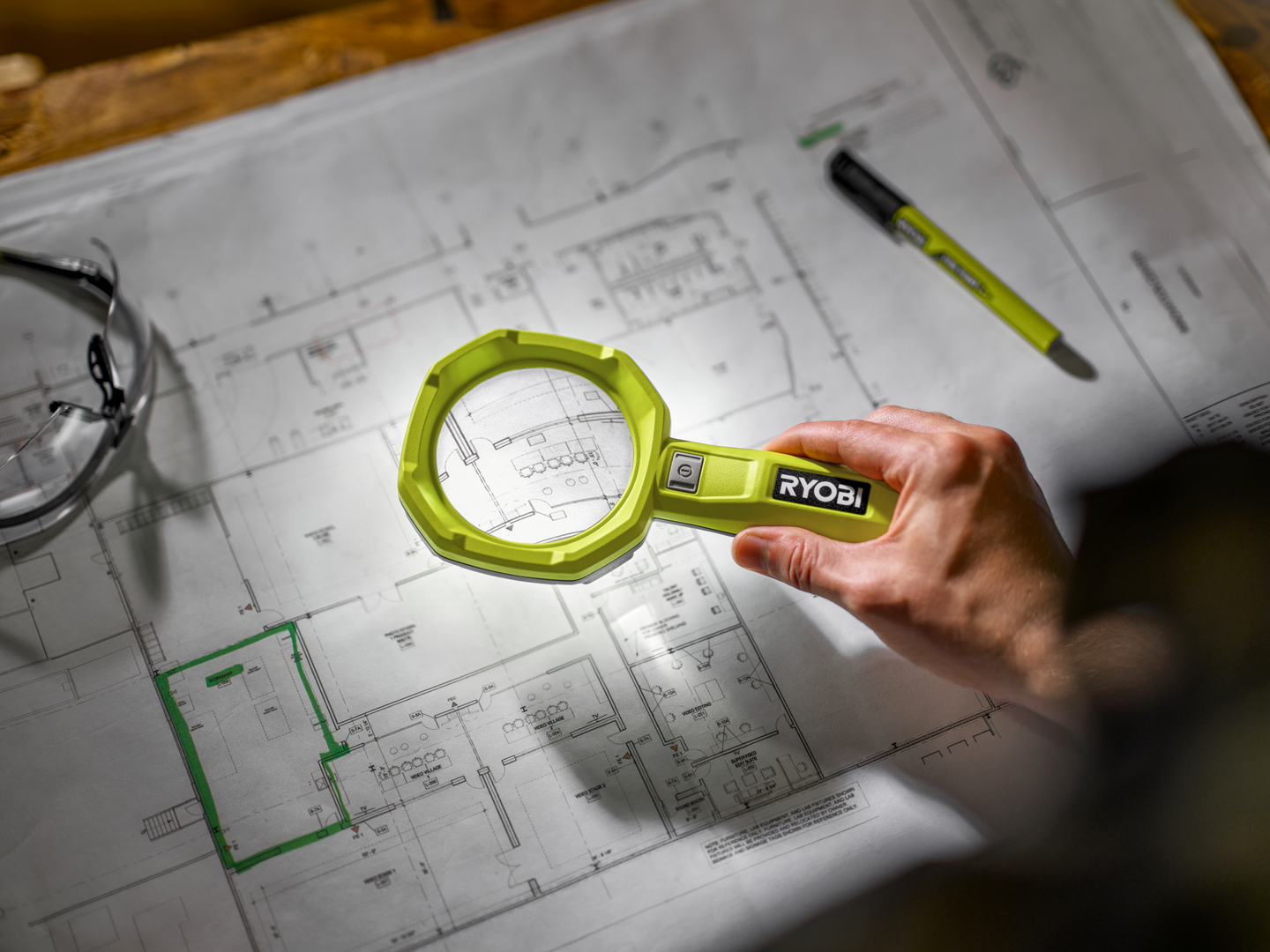 Suurennuslasivalaisin RYOBI RML4-0 4V USB-Litium-sarja ei akkua