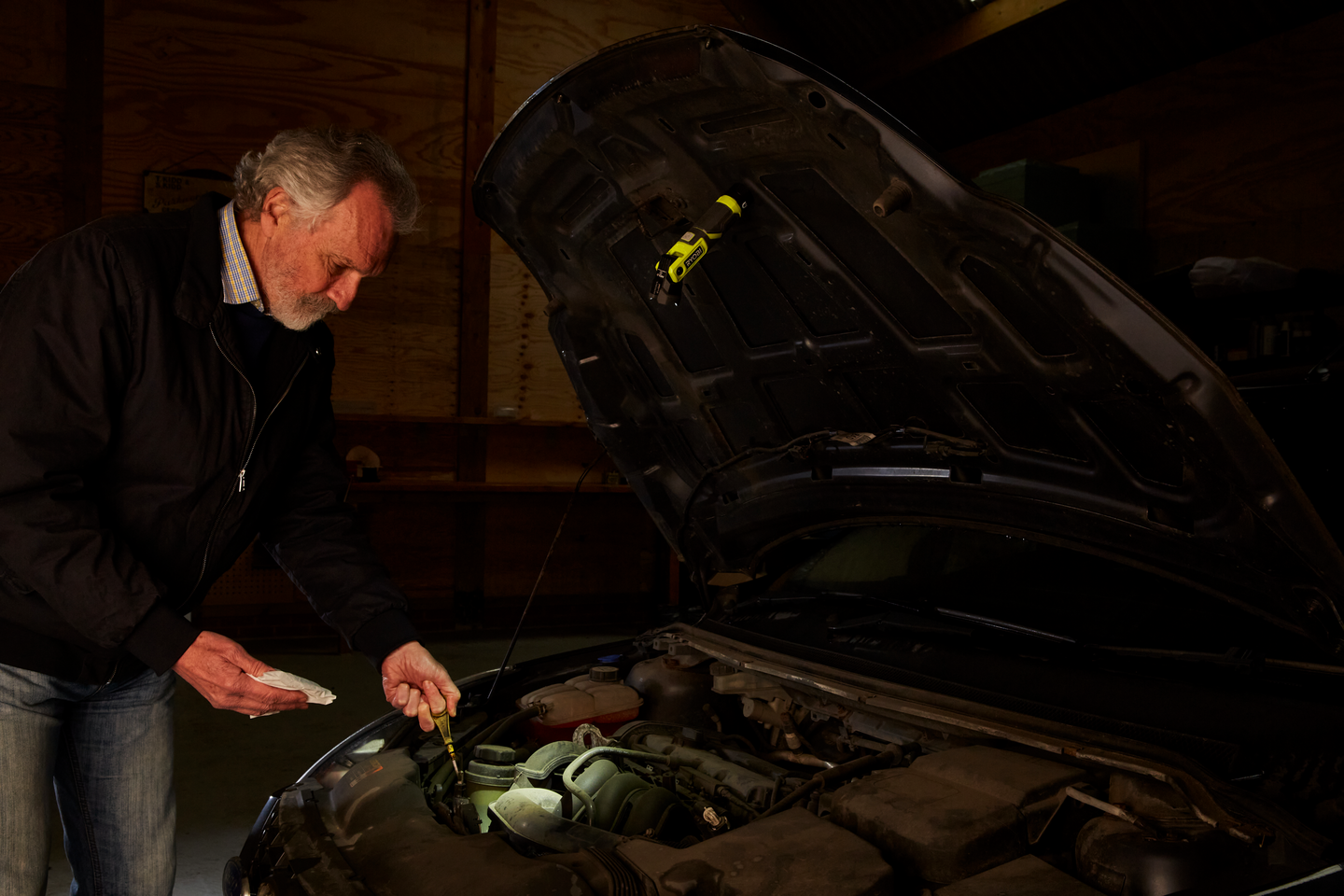 Taskulamppu laser osoittimella RYOBI RLP4-0 4V USB-Litium-sarja ei akkua