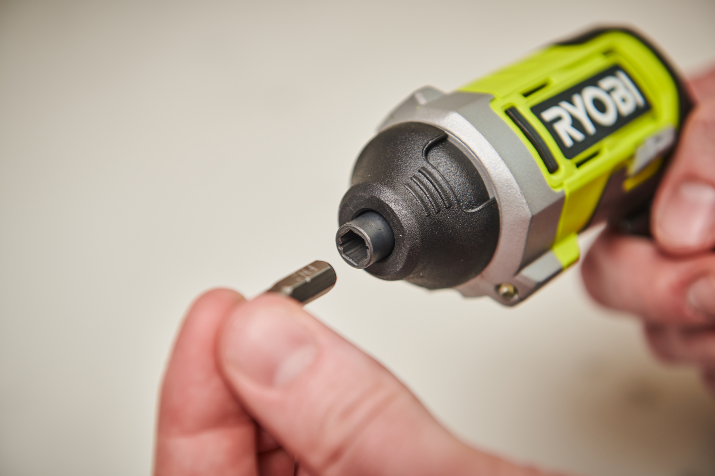 Ruuvinväännin RYOBI RSD4-120T 4V USB 2,0Ah akulla USB-Litium-sarja