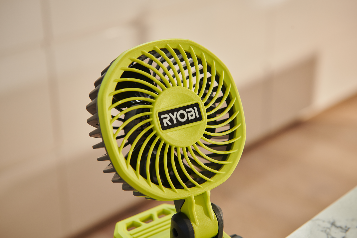 Klipsituuletin RYOBI RCF4-0 4V USB-Litium-sarja ei akkua