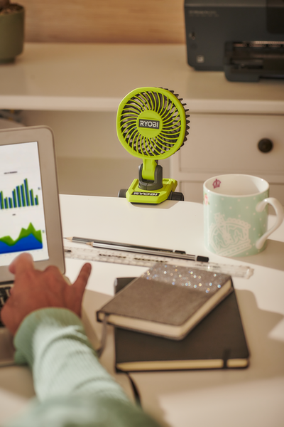 Klipsituuletin RYOBI RCF4-0 4V USB-Litium-sarja ei akkua