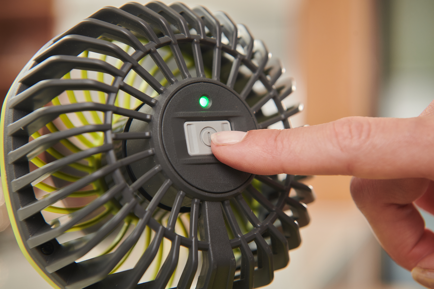 Klipsituuletin RYOBI RCF4-0 4V USB-Litium-sarja ei akkua