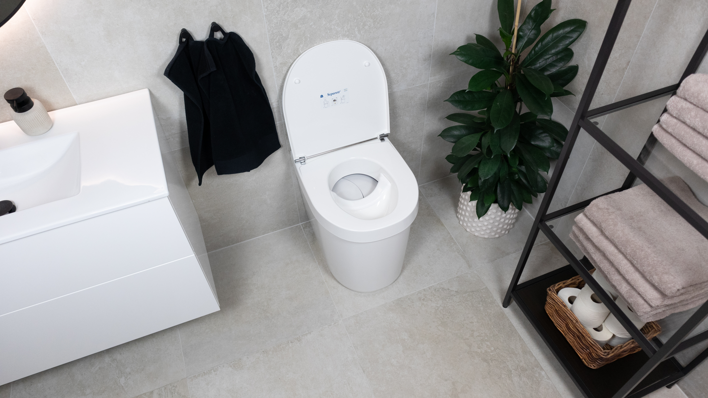 Kuivakäymälä Separett Tiny erotteleva virtsasäiliöllä