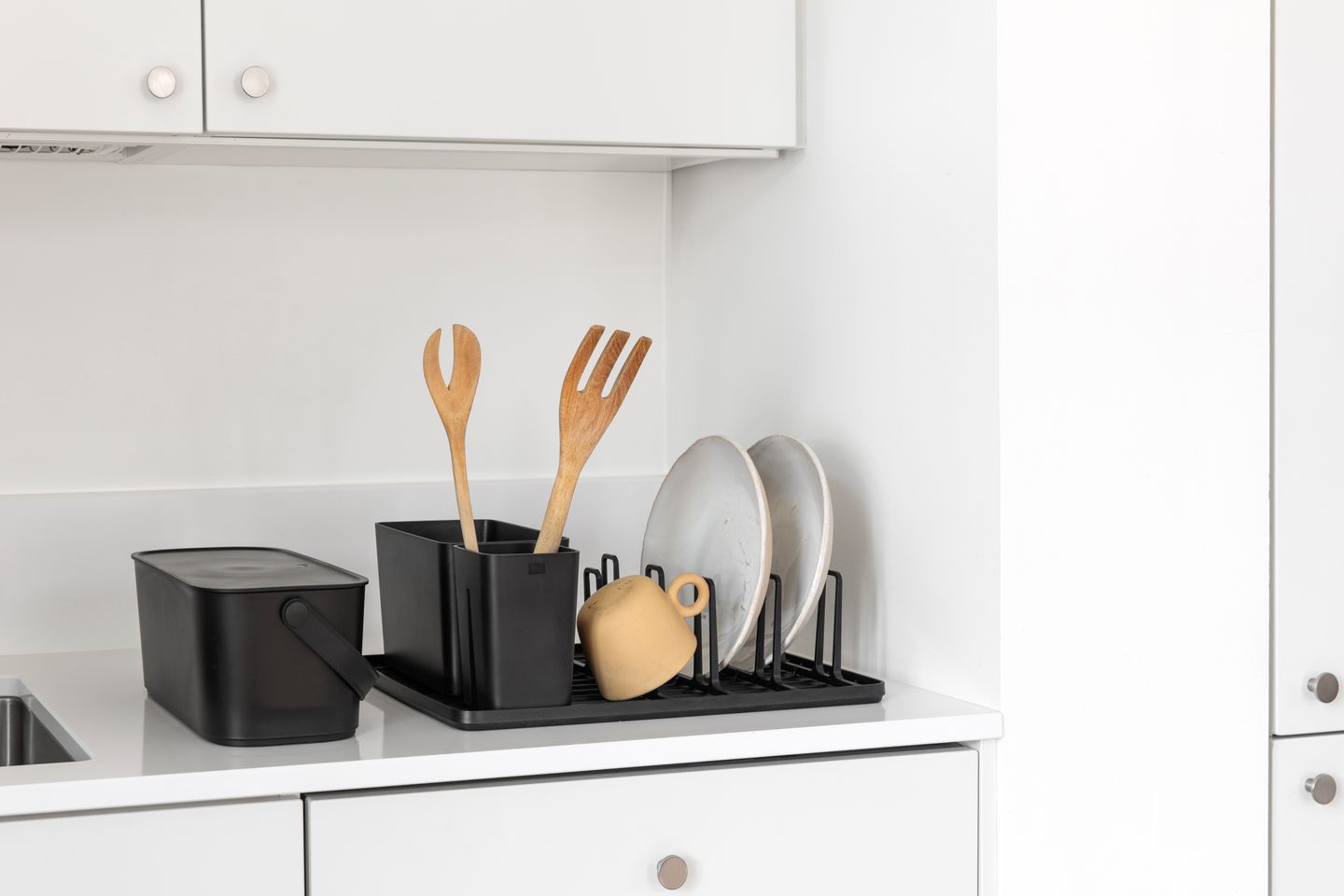 Sini kuivausalusta musta