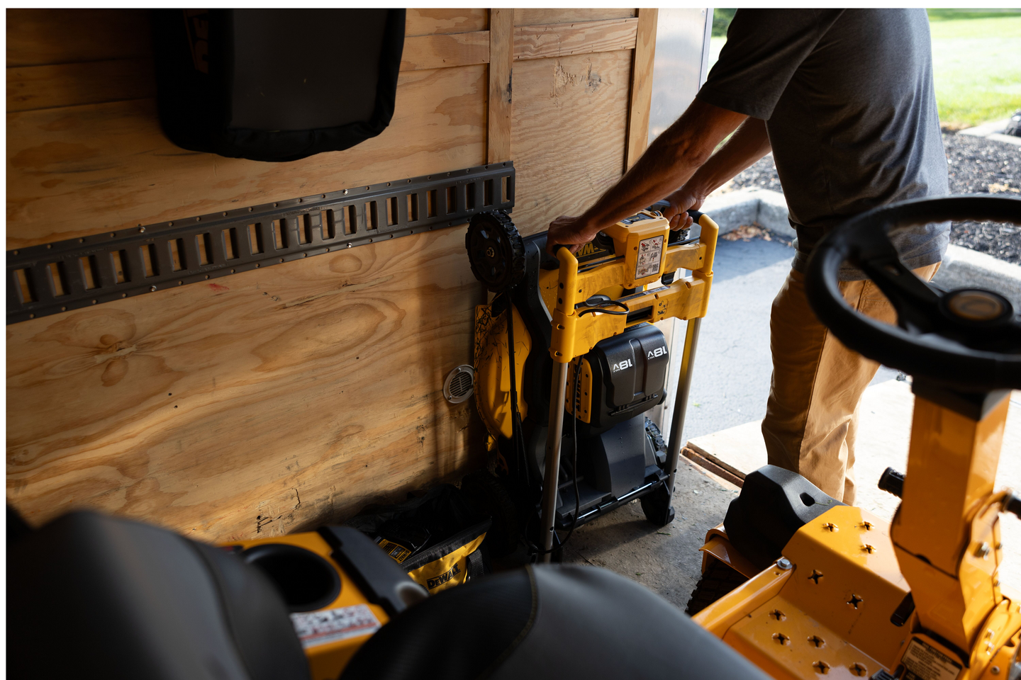 Akkuruohonleikkuri DeWalt DCMWSP156W2 2x18V 2x8,0Ah