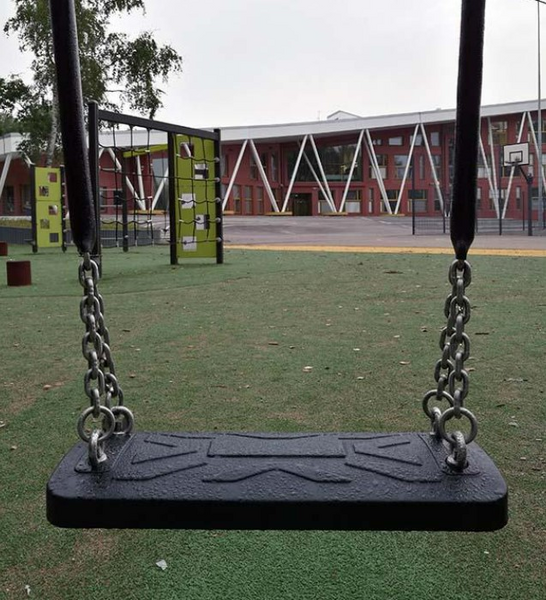 Keinuistuin kumilauta. Ketjun pituus n.210mm