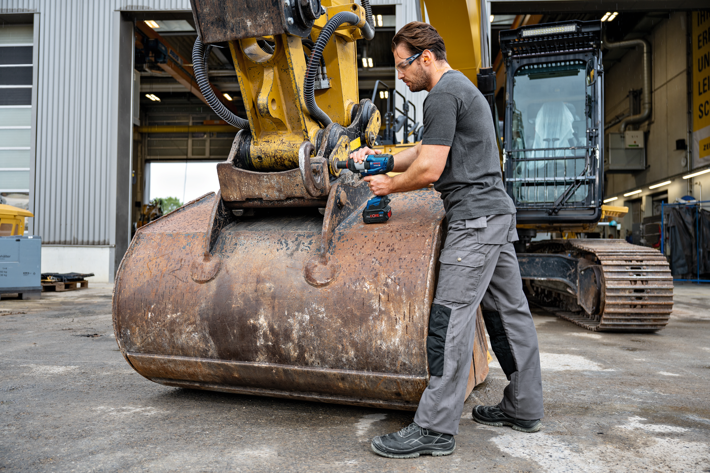 Akkuiskumutterinväännin Bosch GDS 18V-1600 HC Solo GCY 42 L-Boxx