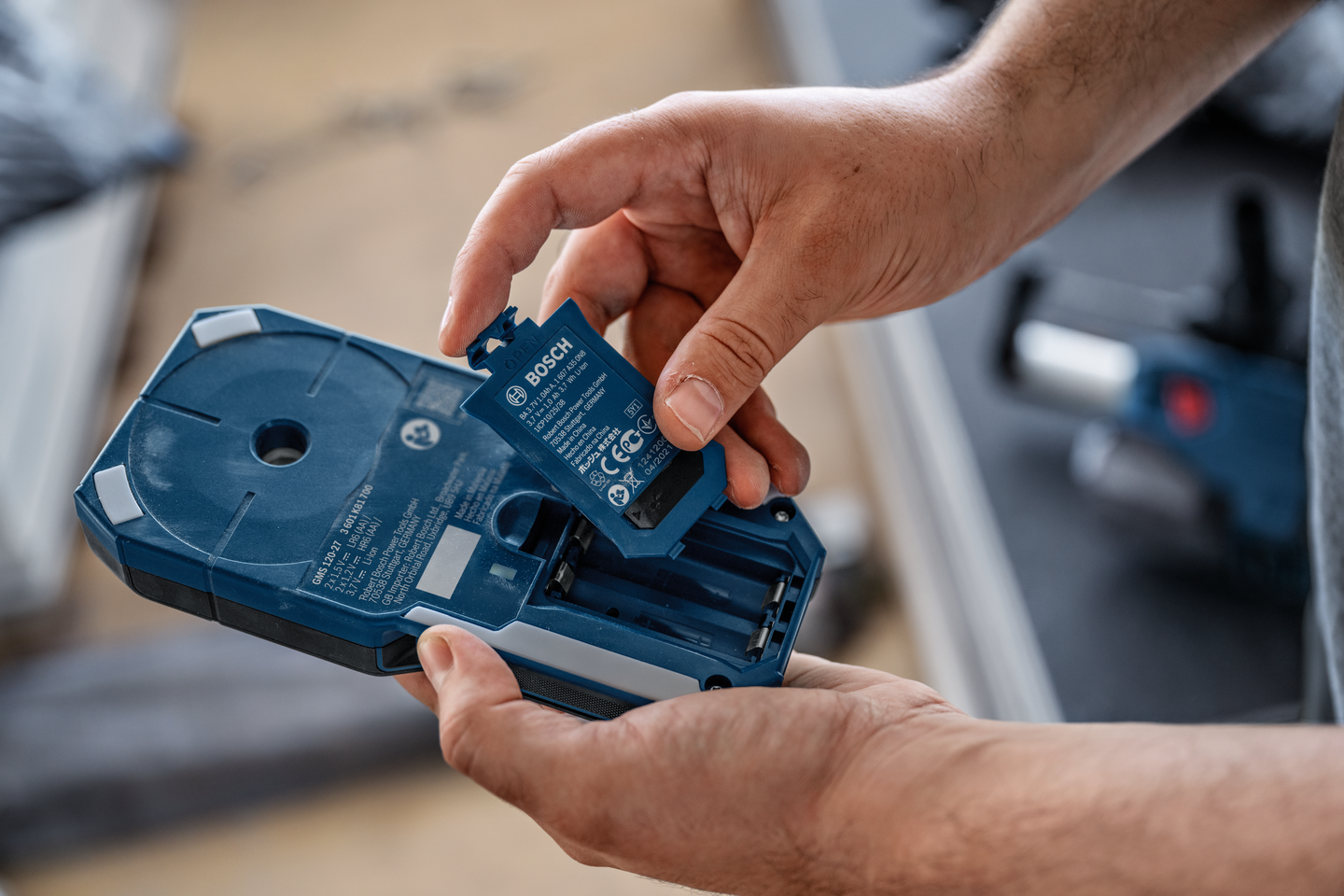 Rakenneilmaisin Bosch GMS 120-27 + tasku