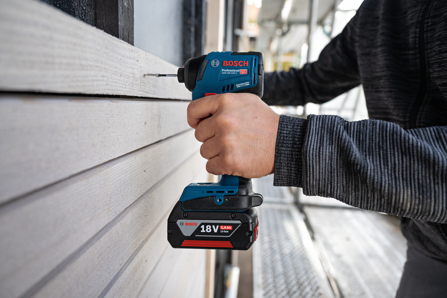 Akkuiskuruuvinväännin Bosch GDR 18V-220 C Solo GCY L-Boxx