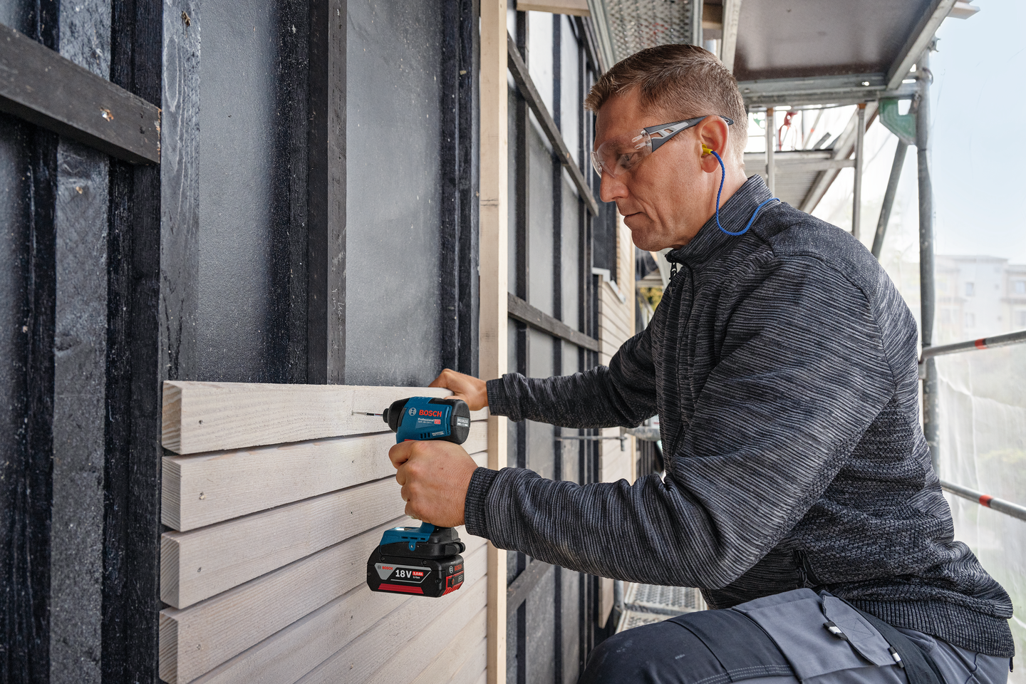 Akkuiskuruuvinväännin Bosch GDR 18V-220 C Solo GCY L-Boxx