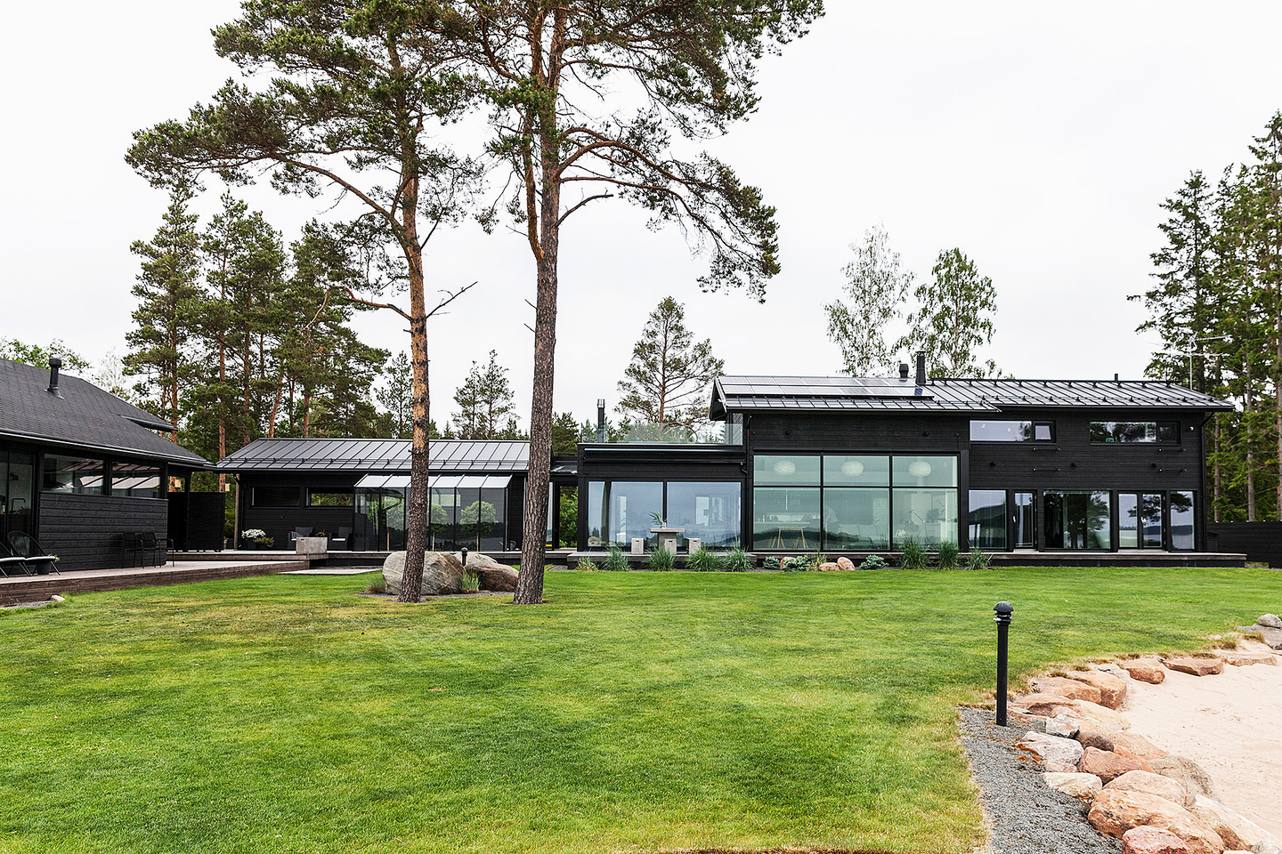 Ulkoverhouspaneeli Siparila Frost Black 22x220x4750 valmismaalattu 4kpl 3,79m²