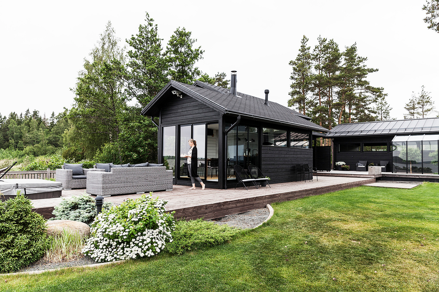 Ulkoverhouspaneeli Siparila Frost Black 22x220x4750 valmismaalattu 4kpl 3,79m²