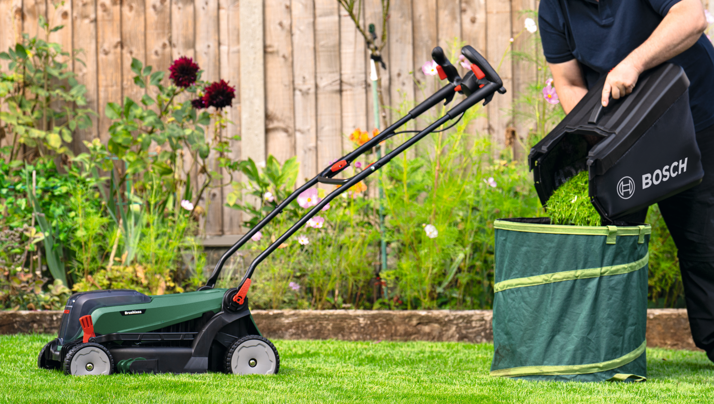 Akkuruohonleikkuri Bosch UniversalRotak 2x18V-37-550 2x4,0Ah