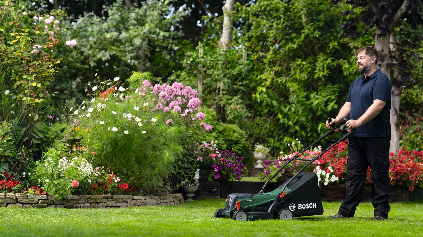 Akkuruohonleikkuri Bosch UniversalRotak 2x18V-37-550 2x4,0Ah