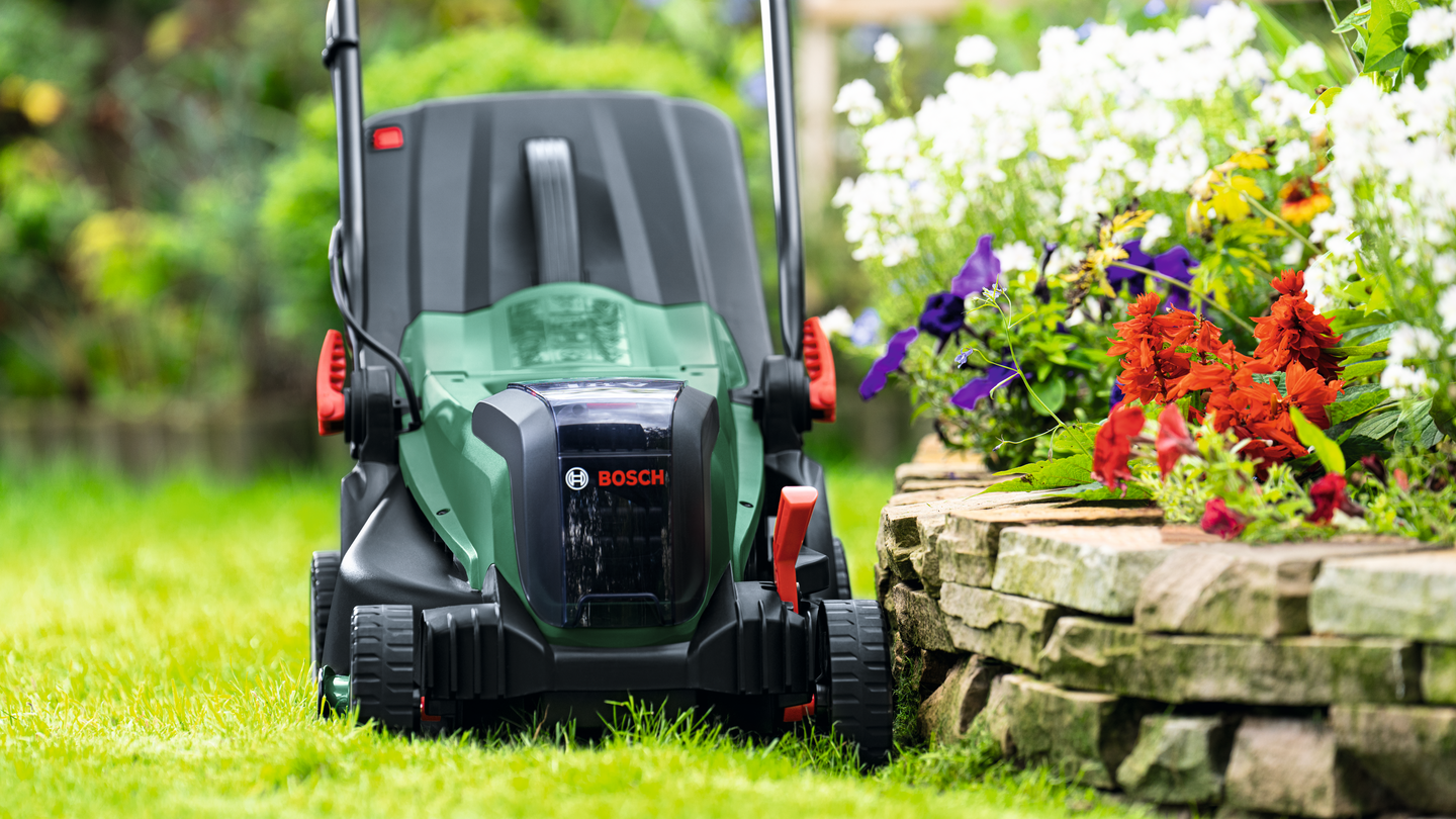 Akkuruohonleikkuri Bosch UniversalRotak 2x18V-37-550 2x4,0Ah