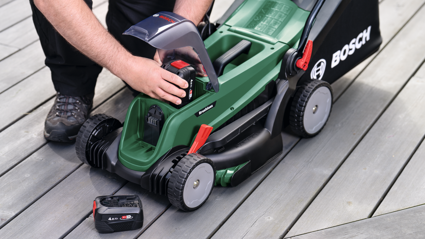 Akkuruohonleikkuri Bosch UniversalRotak 2x18V-37-550 2x4,0Ah