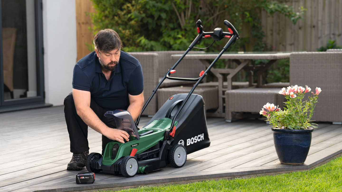 Akkuruohonleikkuri Bosch UniversalRotak 2x18V-37-550 2x4,0Ah