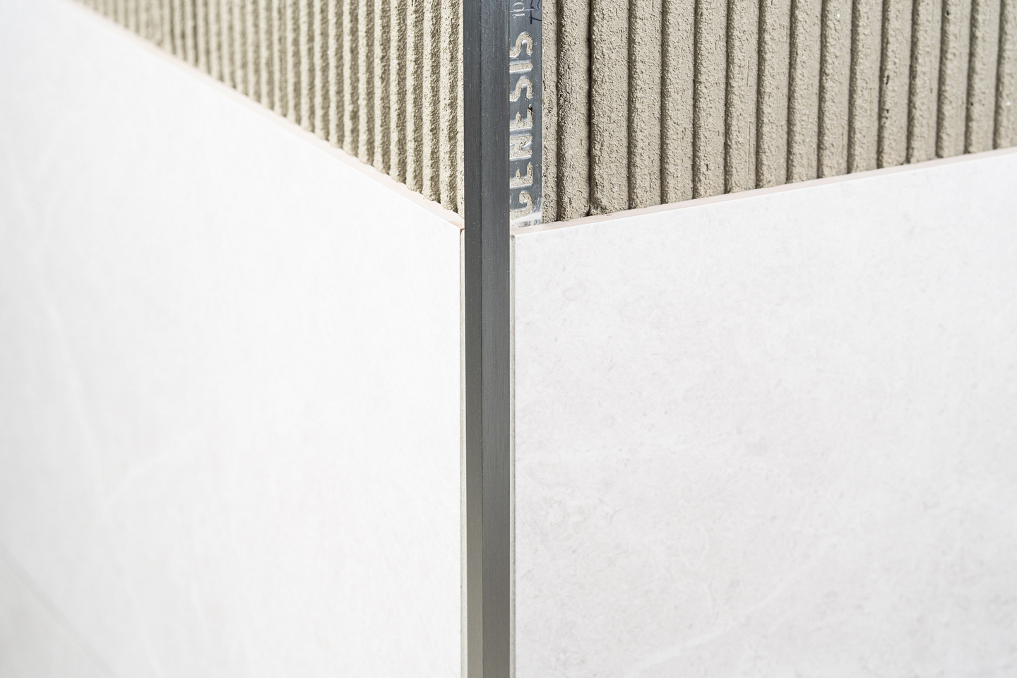 Laattalista 8mm kiiltävä hopea 250cm neliö