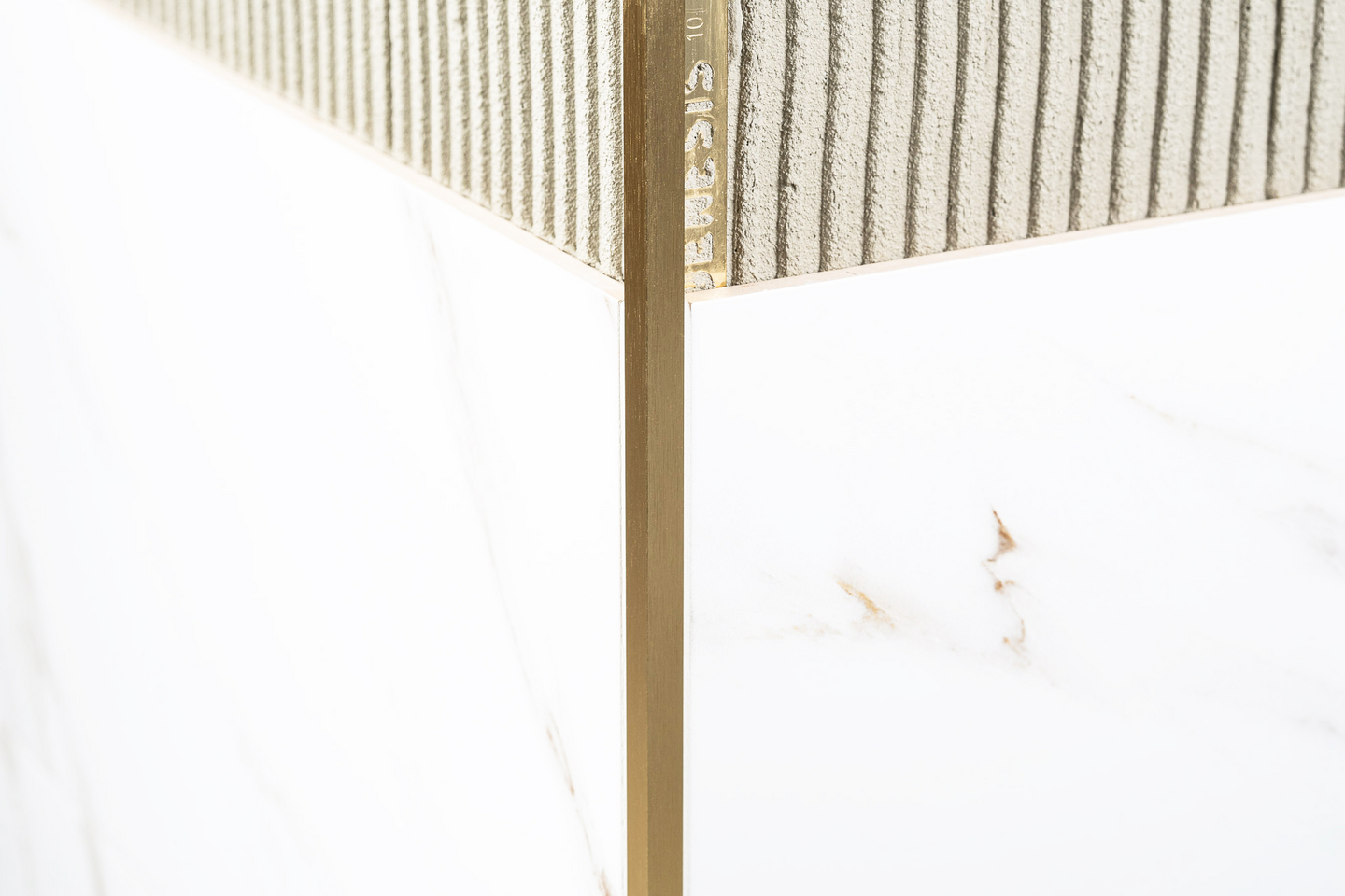 Laattalista Genesis neliö 10mm 250cm harjattu kulta