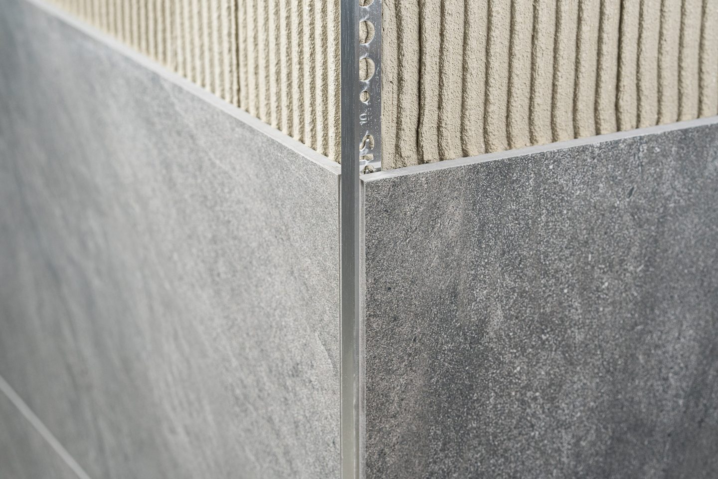 Laattalista Genesis L-malli 10mm 250 cm harjattu hopea