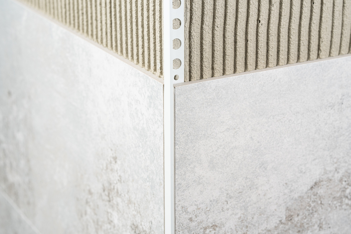 Laattalista Genesis L-malli 10mm 250 cm vaalean harmaa