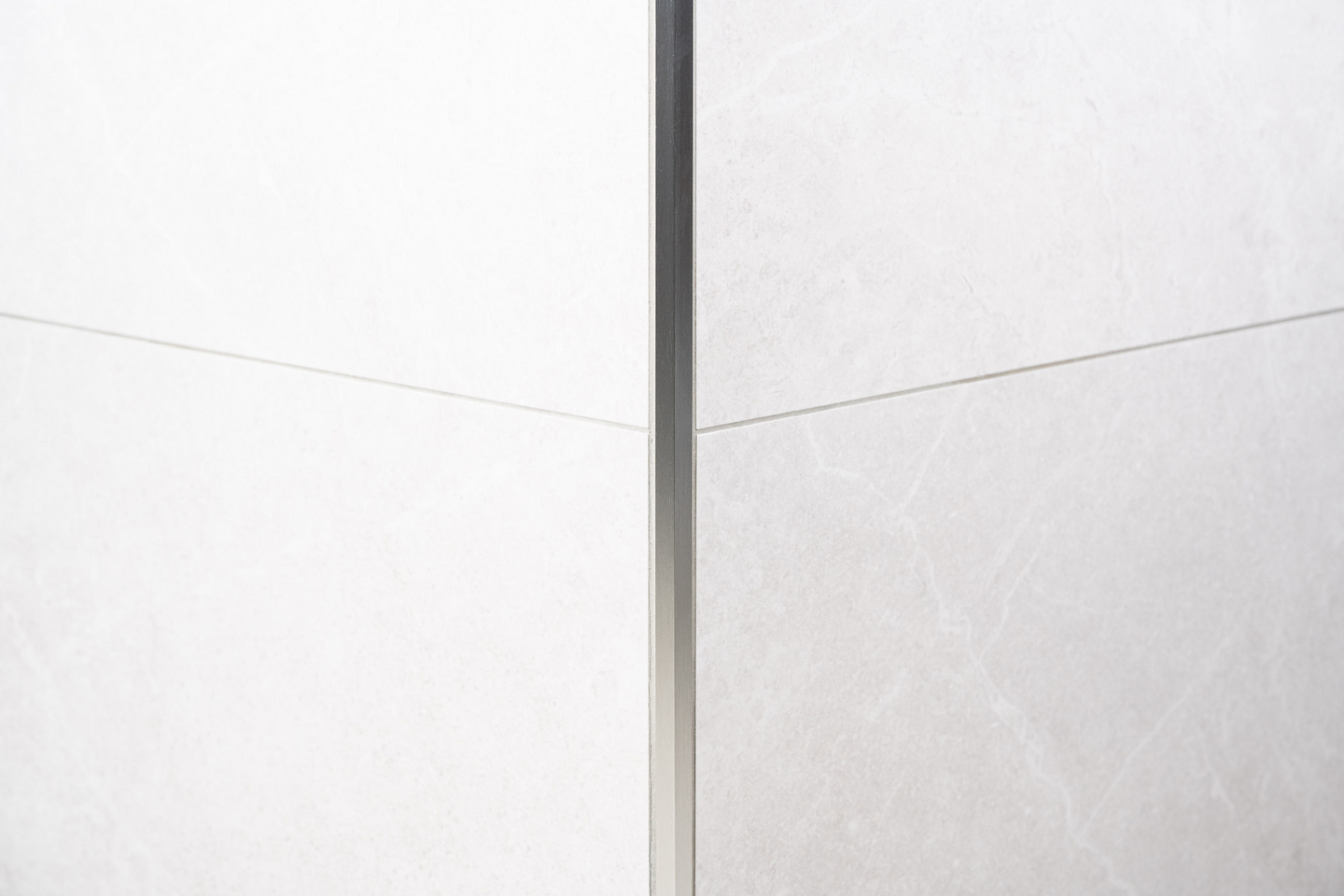 Laattalista neliö 10mm kiiltävä hopea 250cm