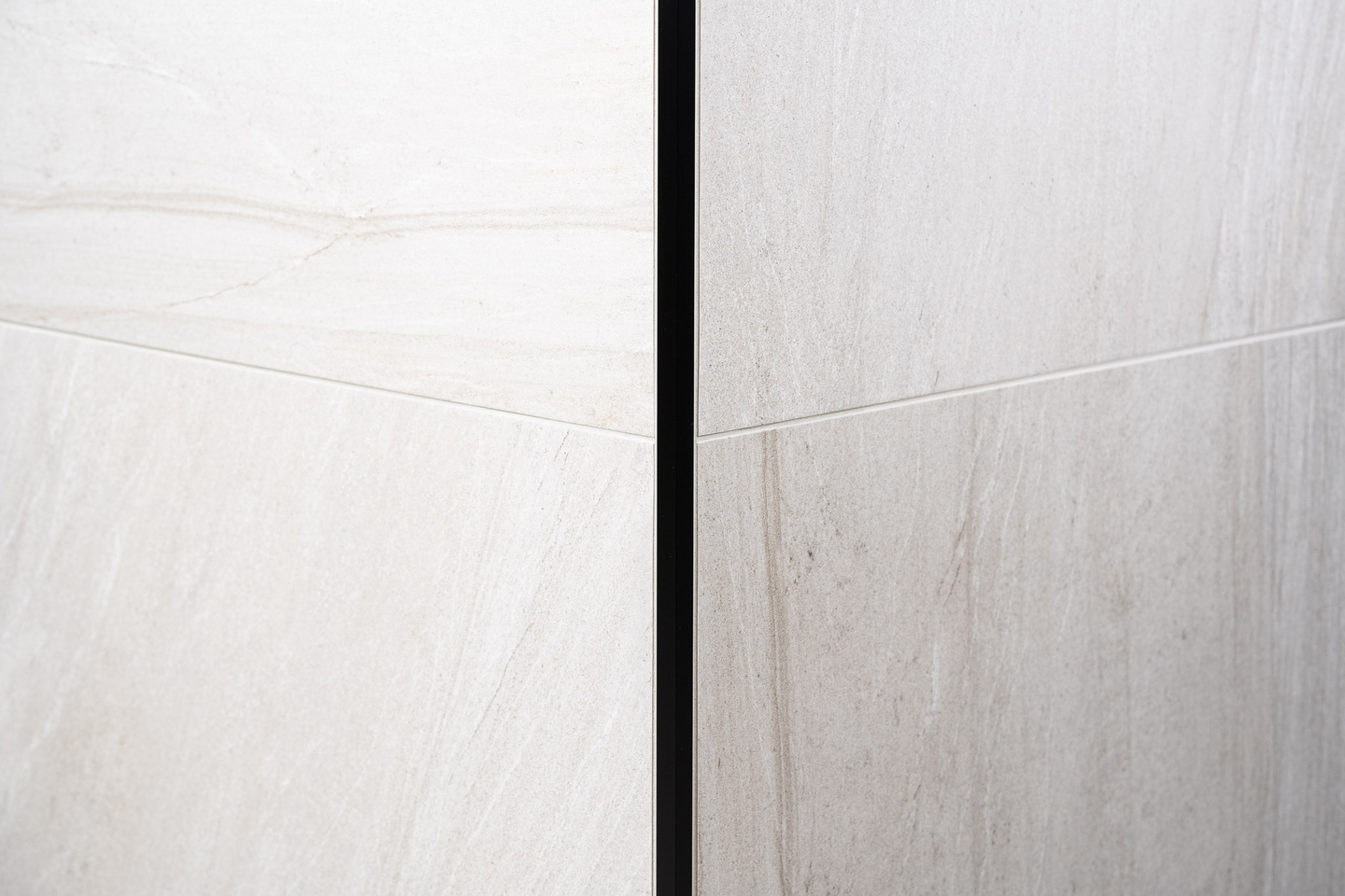 Laattalista neliö 12mm 2,5m musta