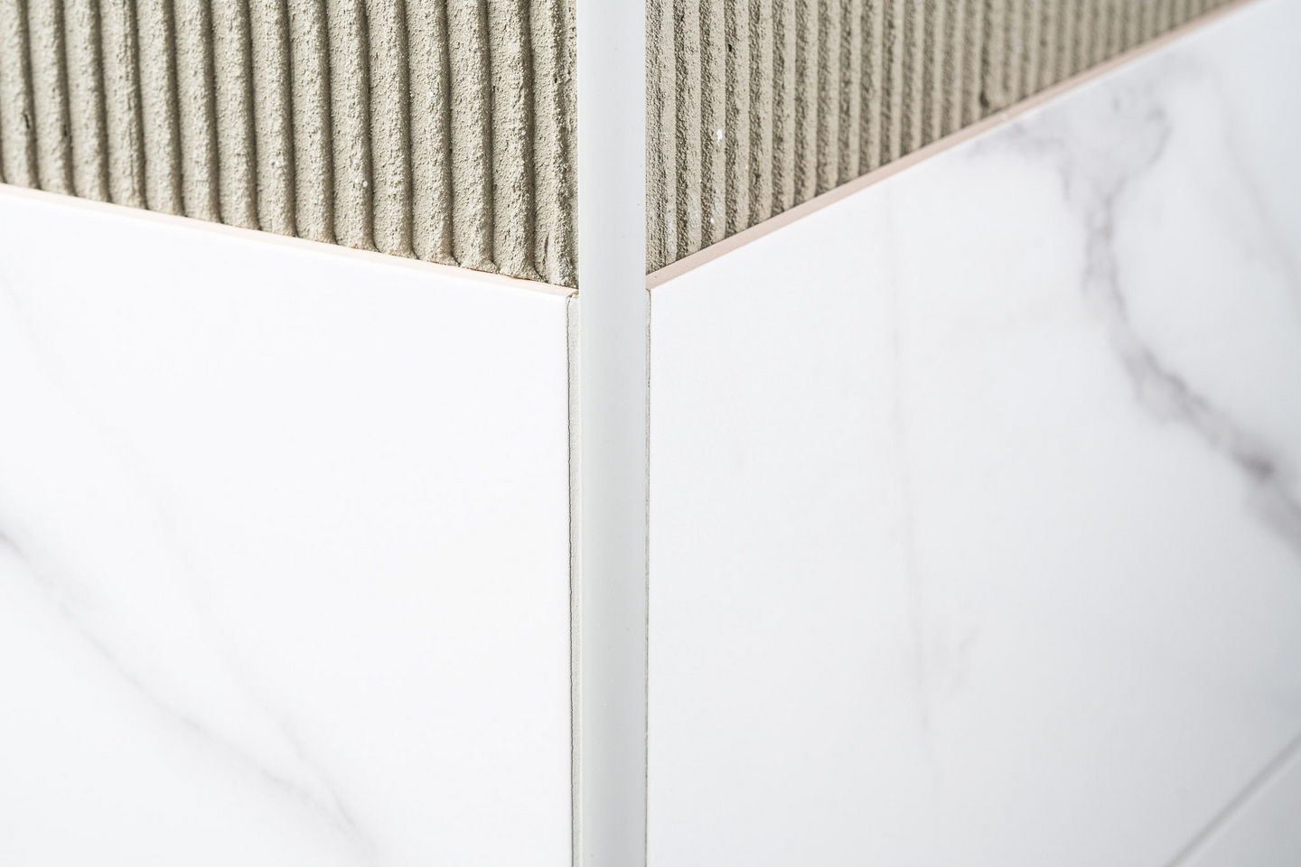 Laattalista 10mm vaal.harmaa 2,5m vaal.harmaa muovi