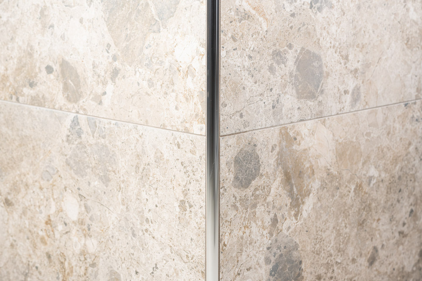 Laattalista 8mm kiiltävä hopea 250cm pyöreä