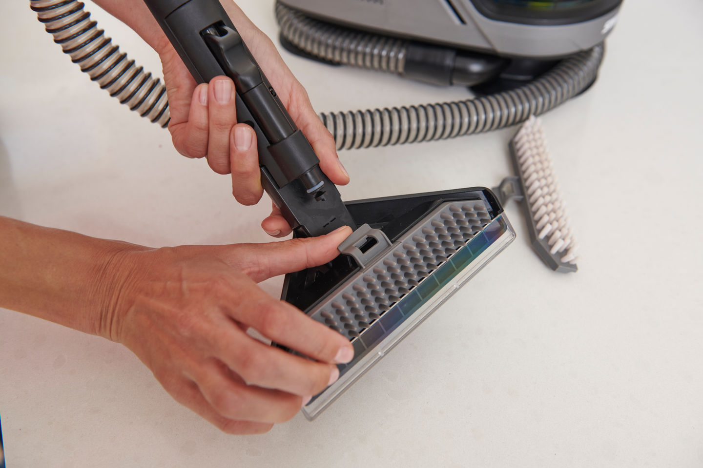 Tekstiilipesuri Ryobi RDC18BL-0 18V ONE+ hiiliharjaton ei akkua mukana