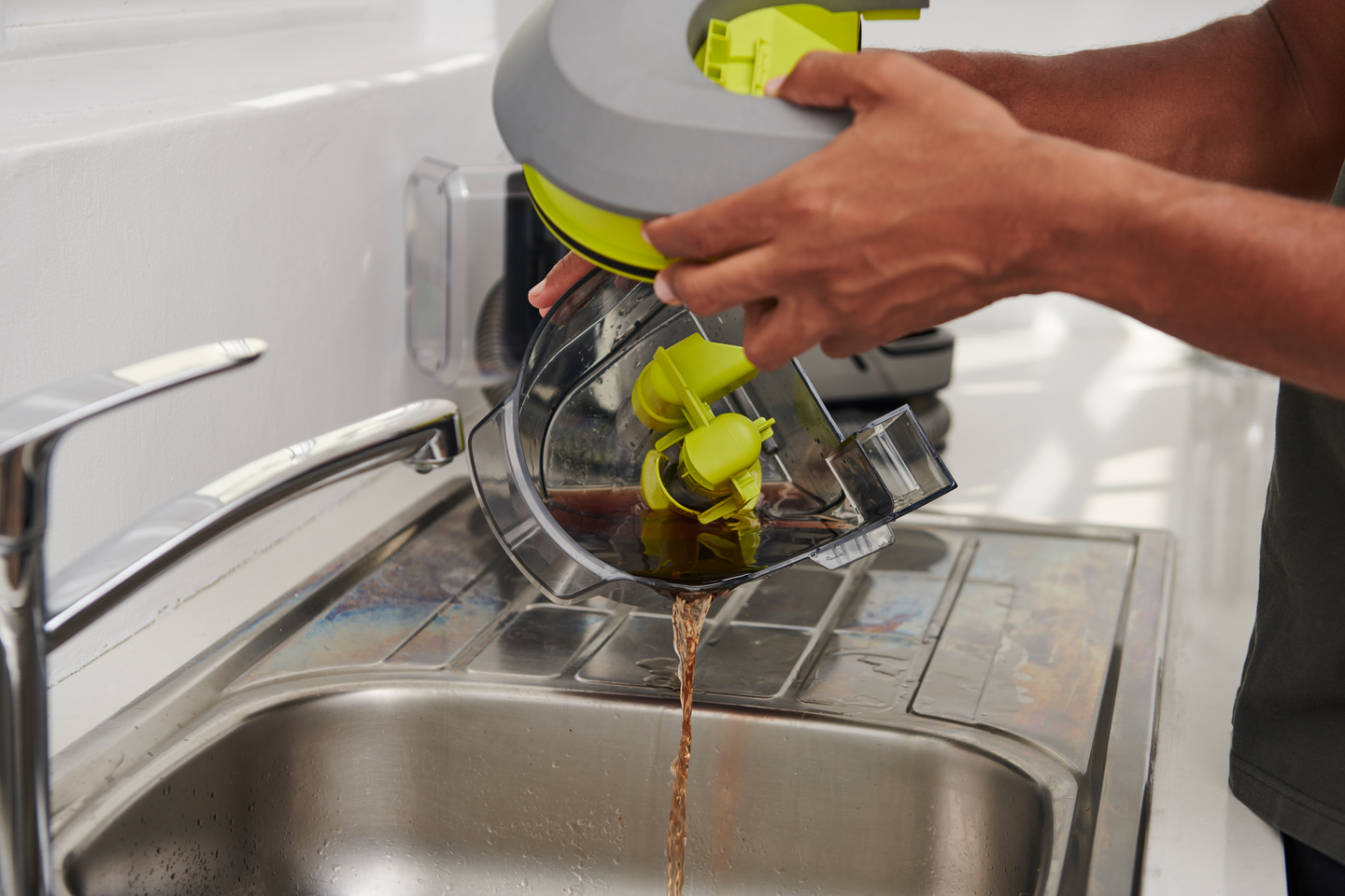 Tekstiilipesuri Ryobi RDC18BL-0 18V ONE+ hiiliharjaton ei akkua mukana