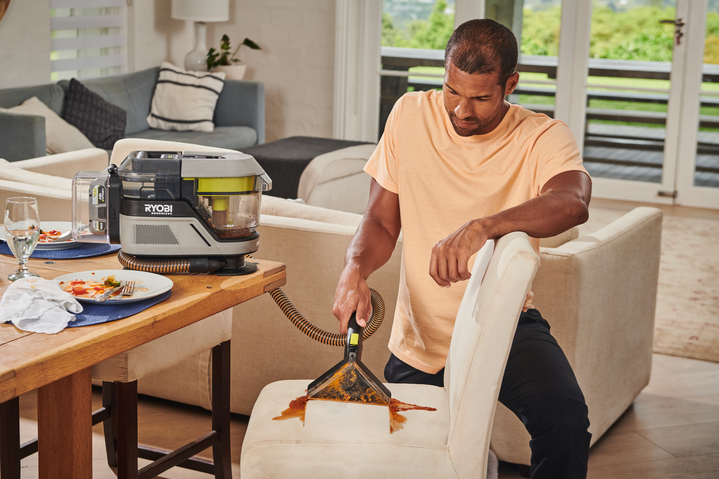 Tekstiilipesuri Ryobi RDC18BL-0 18V ONE+ hiiliharjaton ei akkua mukana