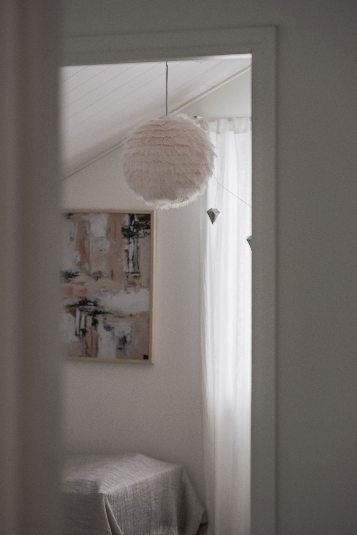 Riippuvalaisin TRIO Furry E27 35cm hiekanvalkoinen