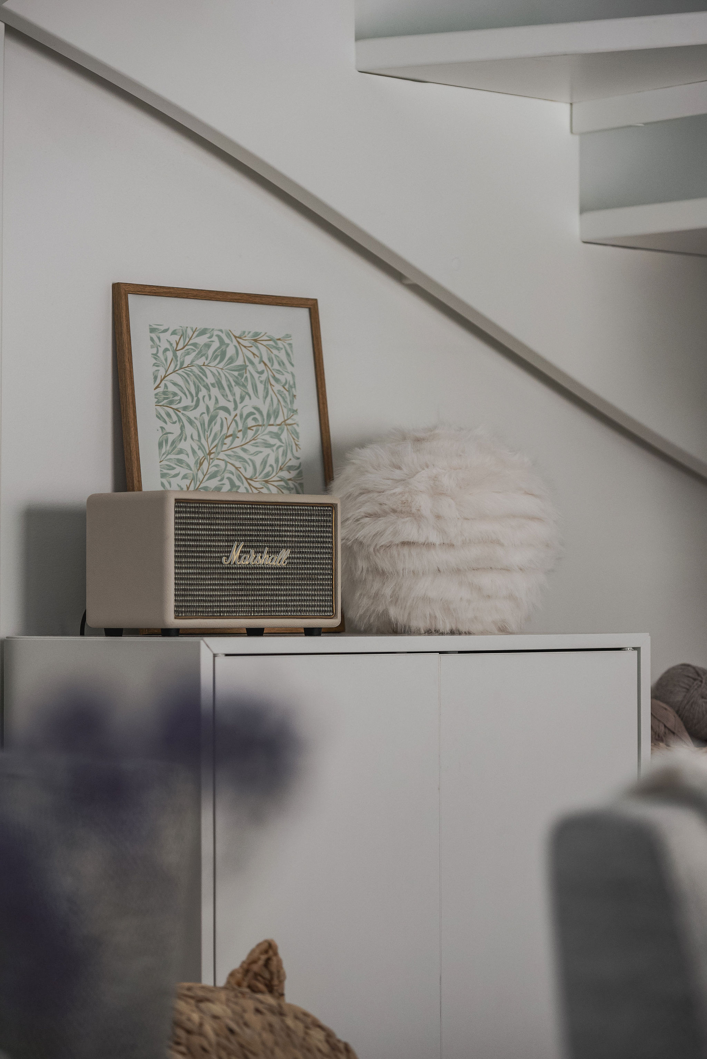 Pöytävalaisin TRIO Furry E27 hiekanvalkoinen