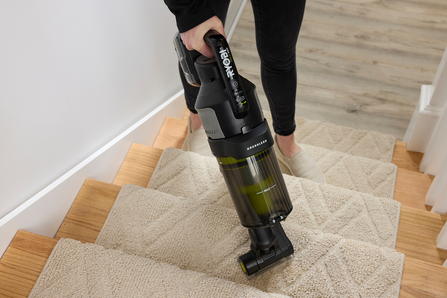 Varsi-imuri Ryobi RASV18BL-0 18V ONE+ hiiliharjaton moottori ei akkua mukana