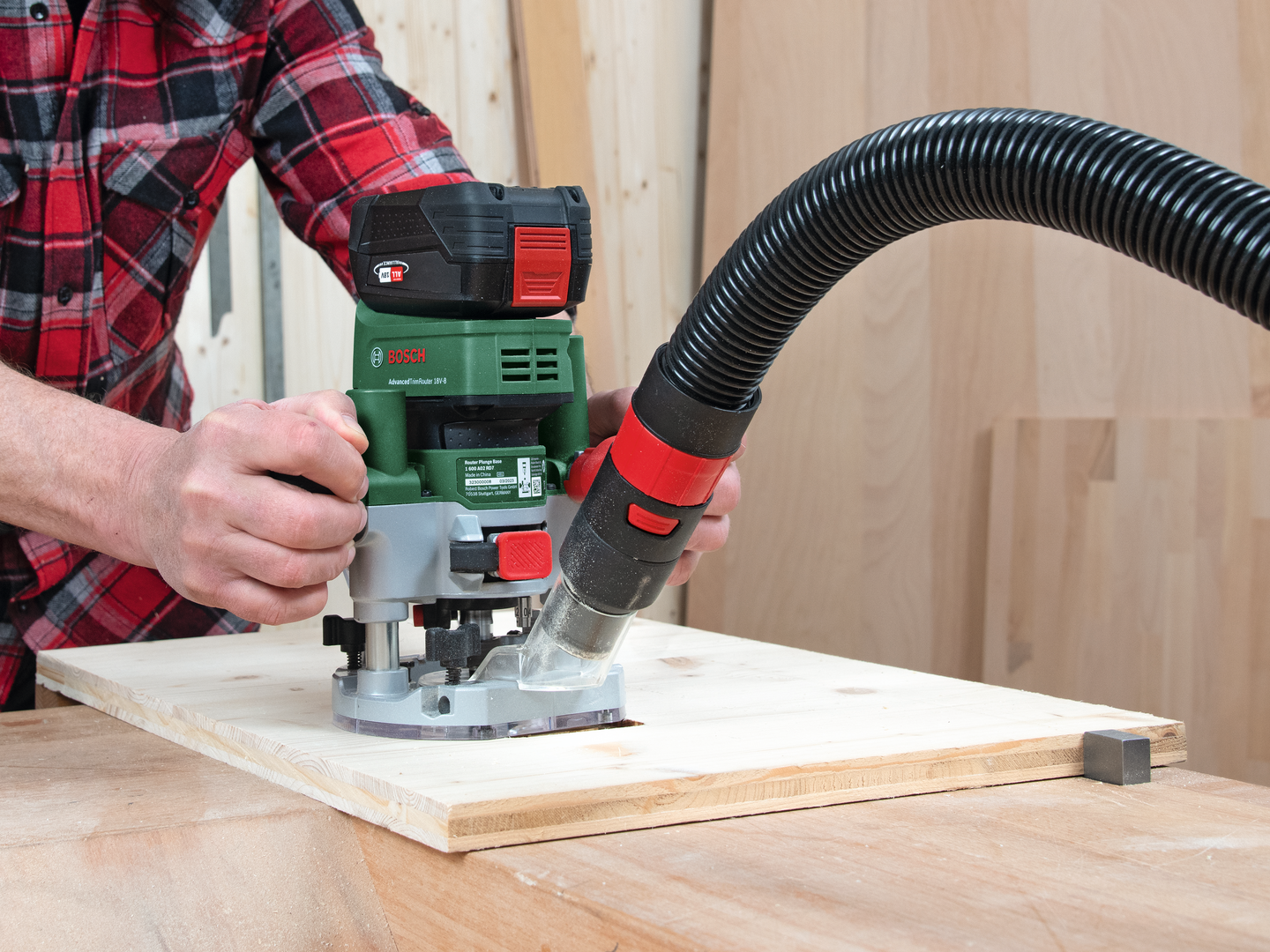 Akkujyrsin Bosch AdvancedTrimRouter 18V-8 runko setti