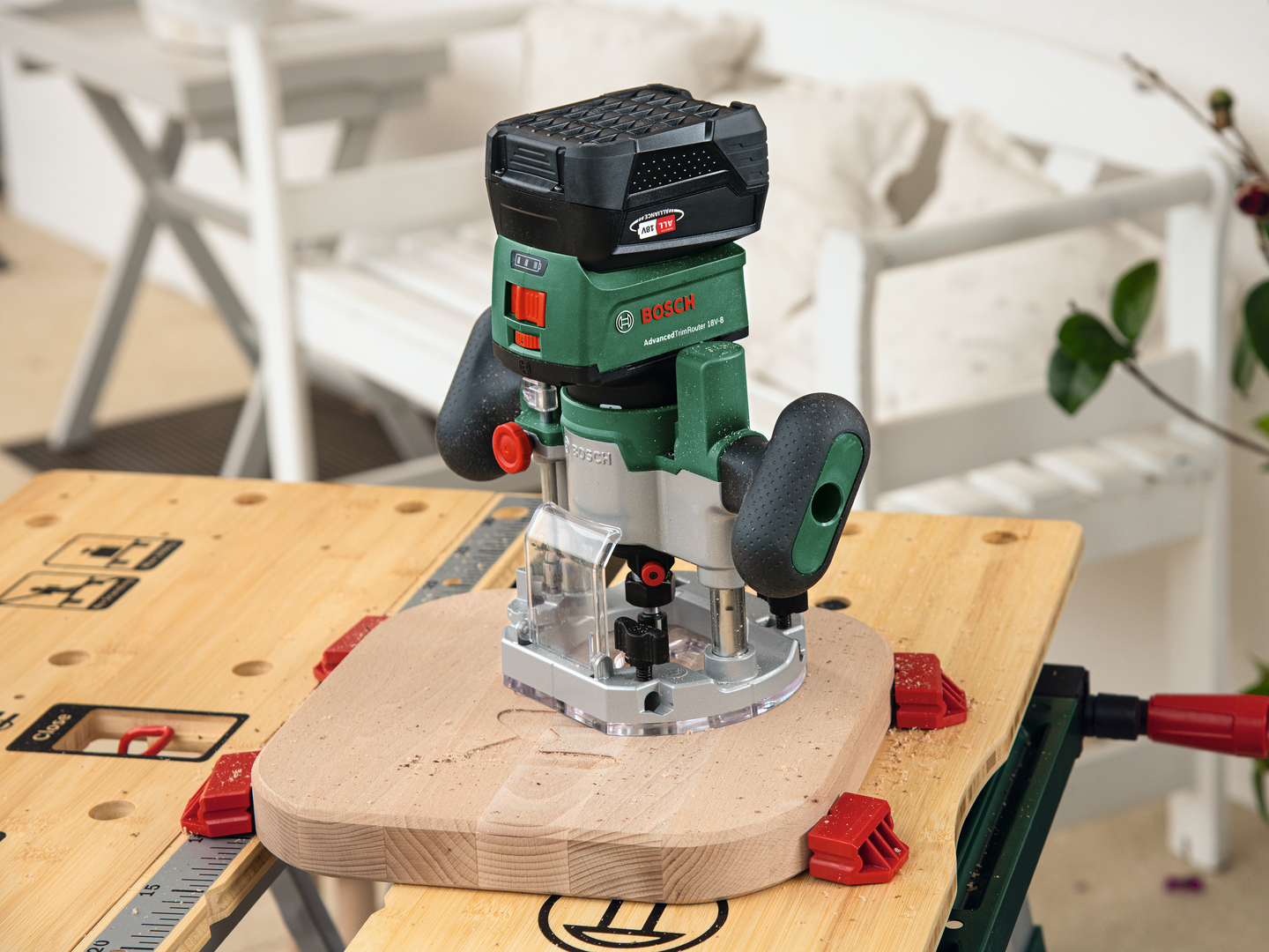 Akkujyrsin Bosch AdvancedTrimRouter 18V-8 runko setti