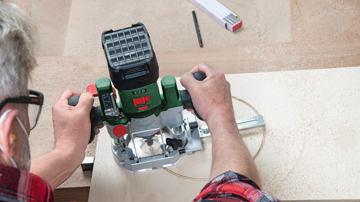 Akkujyrsin Bosch AdvancedTrimRouter 18V-8 runko setti